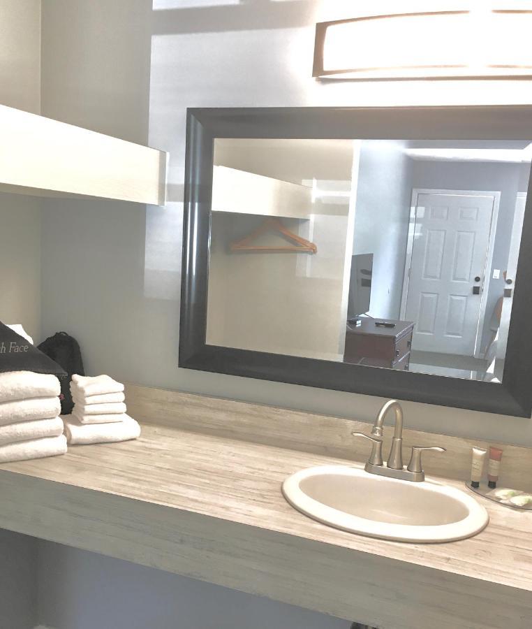 Empire Lakeshore Inn Екстериор снимка