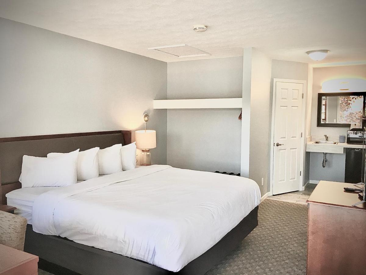 Empire Lakeshore Inn Екстериор снимка