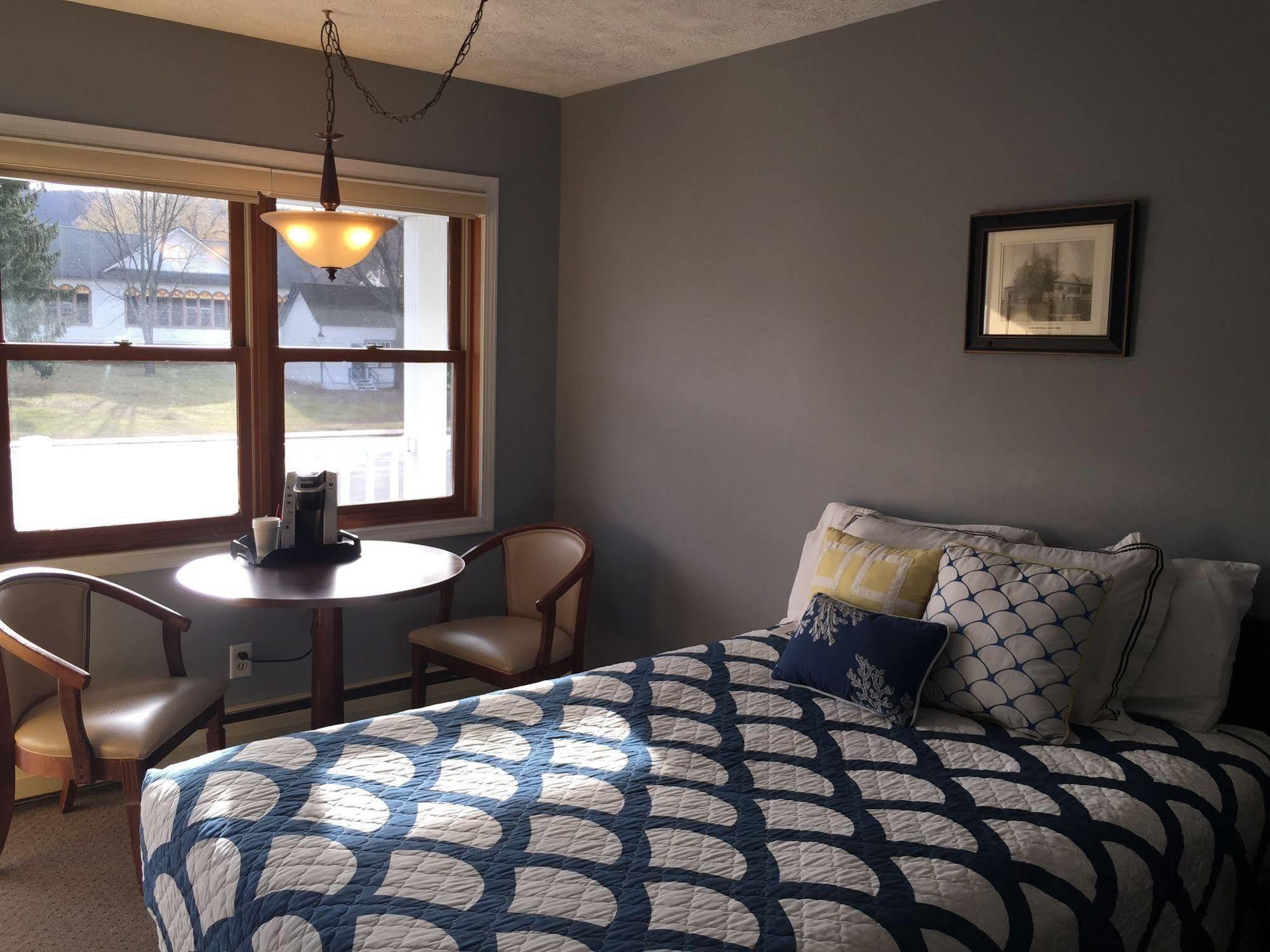 Empire Lakeshore Inn Екстериор снимка