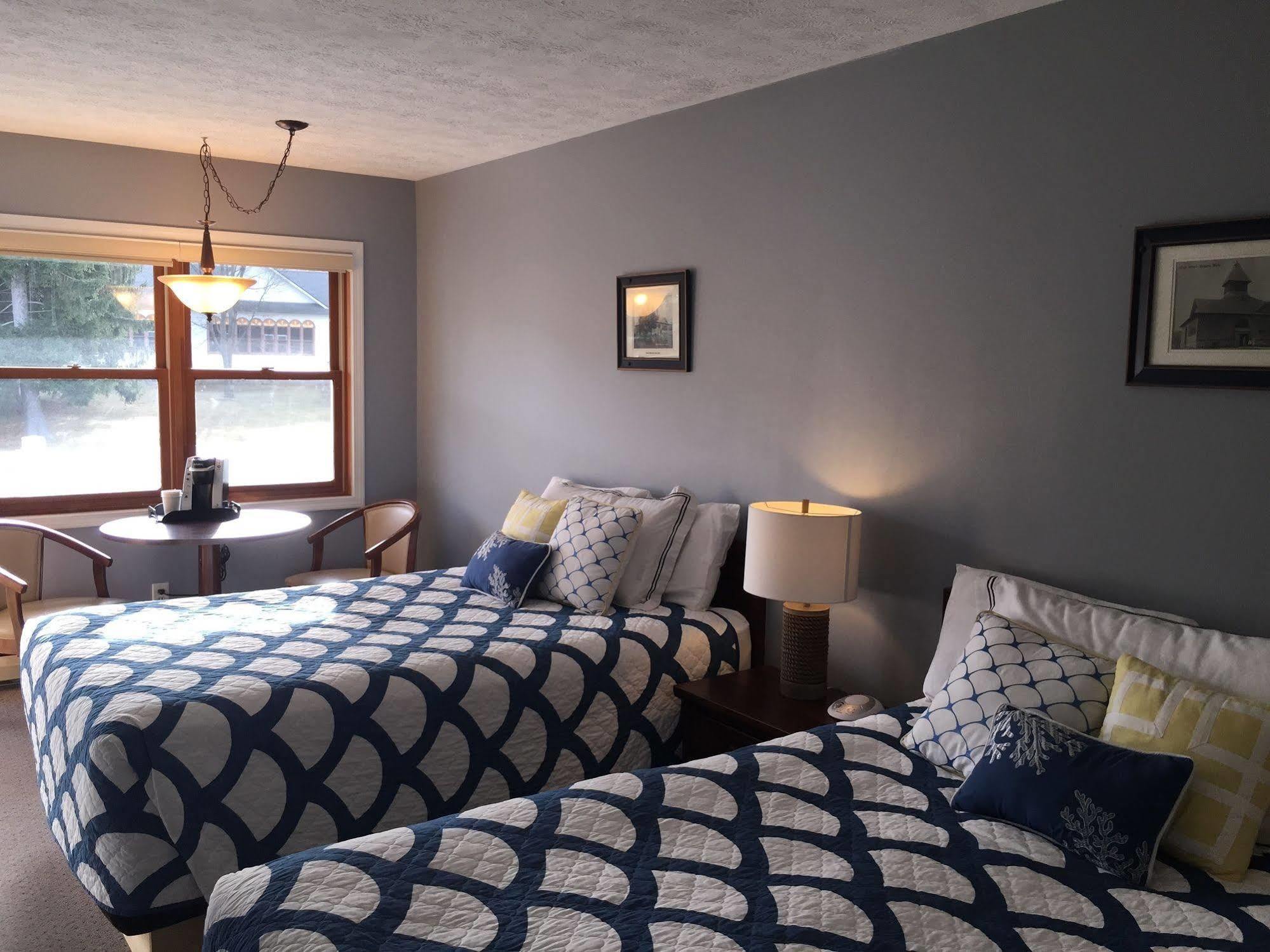 Empire Lakeshore Inn Екстериор снимка