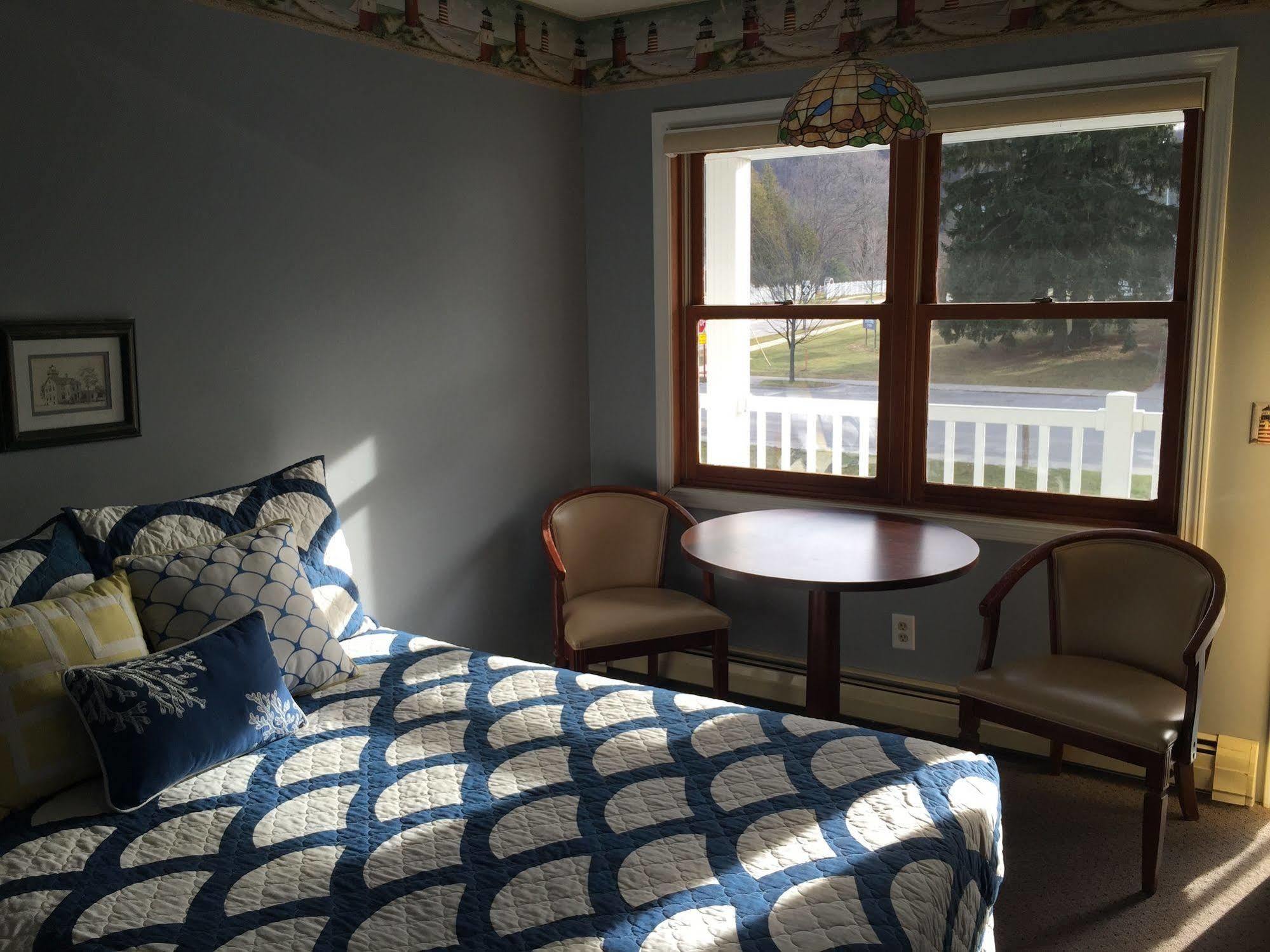 Empire Lakeshore Inn Екстериор снимка