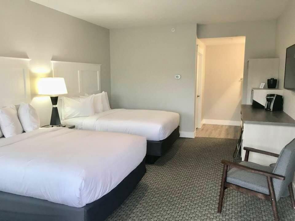 Empire Lakeshore Inn Екстериор снимка