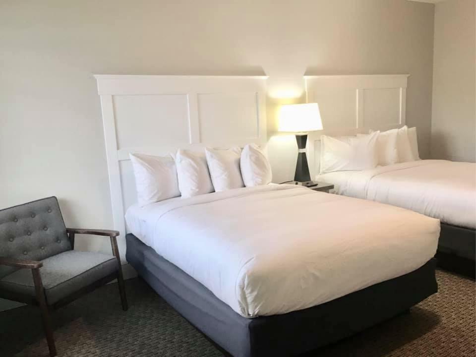 Empire Lakeshore Inn Екстериор снимка