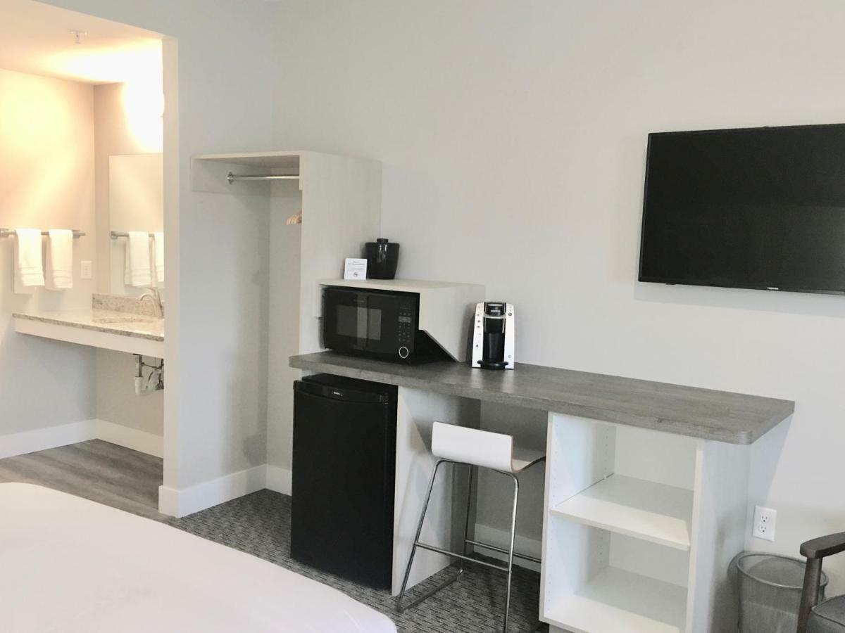 Empire Lakeshore Inn Екстериор снимка